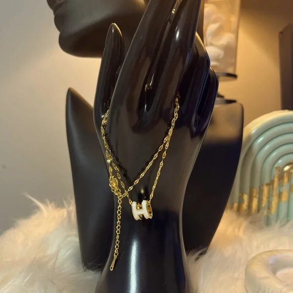 Elegant Gold Chain Bracelet with White Charm - Picture 1 of 4